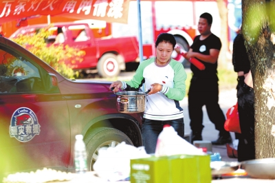 神鷹救援隊完成任務啟程返洛 講述幕后故事