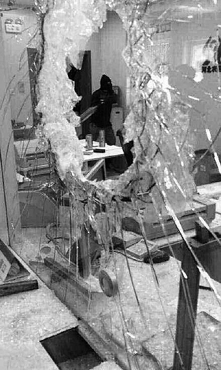 河北一歹徒蒙面持鐵錘砸銀行玻璃搶劫 當場被抓