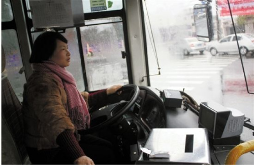 女子砸碎公交車玻璃女司機狂追一千米將其拿下(圖)