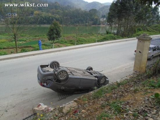 重慶女司機(jī)開翻車 高呼“大難不死手氣必紅”