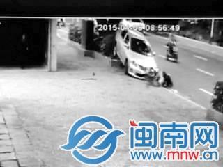 3路人被卷入車底(視頻截圖)