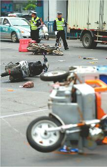 女司機濟南街頭闖禍油門誤作剎車 撞飛4車致1死6傷