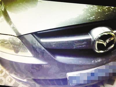 奔馳女司機(jī)被吐槽開車技術(shù)差 喊朋友報(bào)復(fù)對方