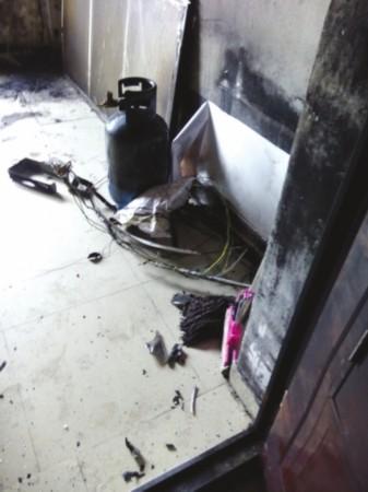 һ 90ŮͷQP(gun)늴L(fng)l(f)