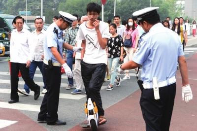 北京交警查處滑板車上路:有事故挫傷騎行者臉部