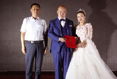 煙臺市希望辦主任谷勤海為新人頒發(fā)證書