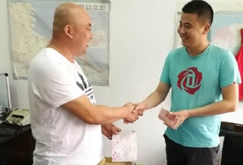 郭琪濤到煙臺市希望辦捐款